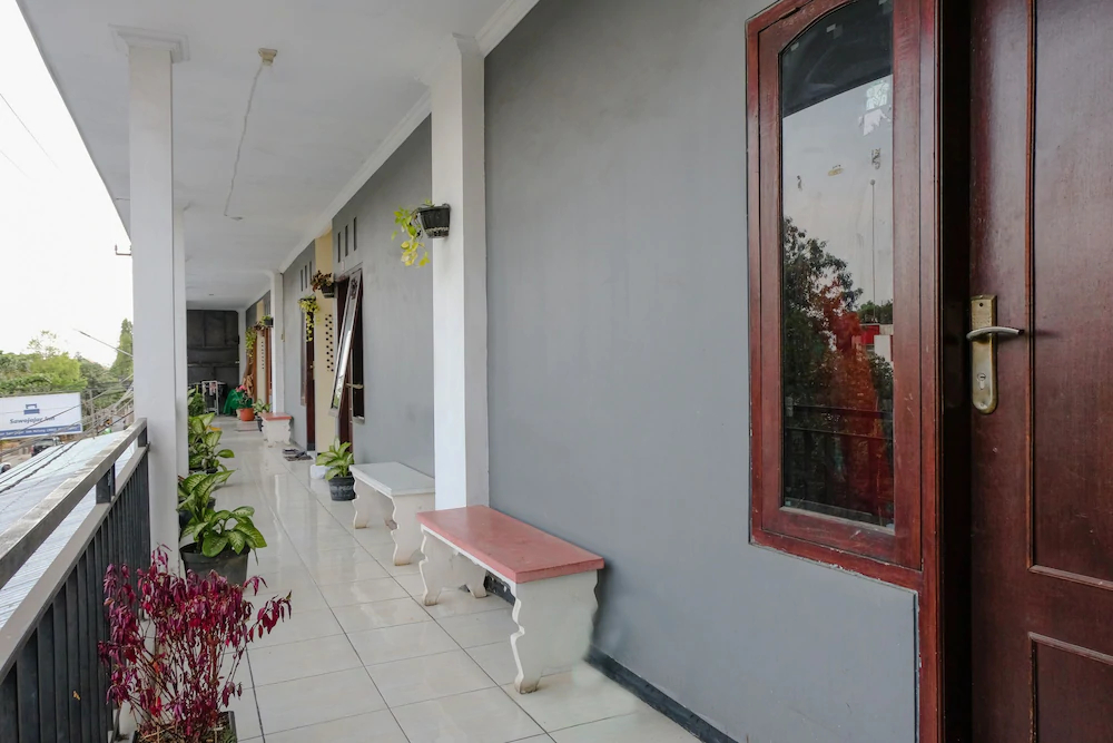 Sawojajar Inn by OYO Rooms