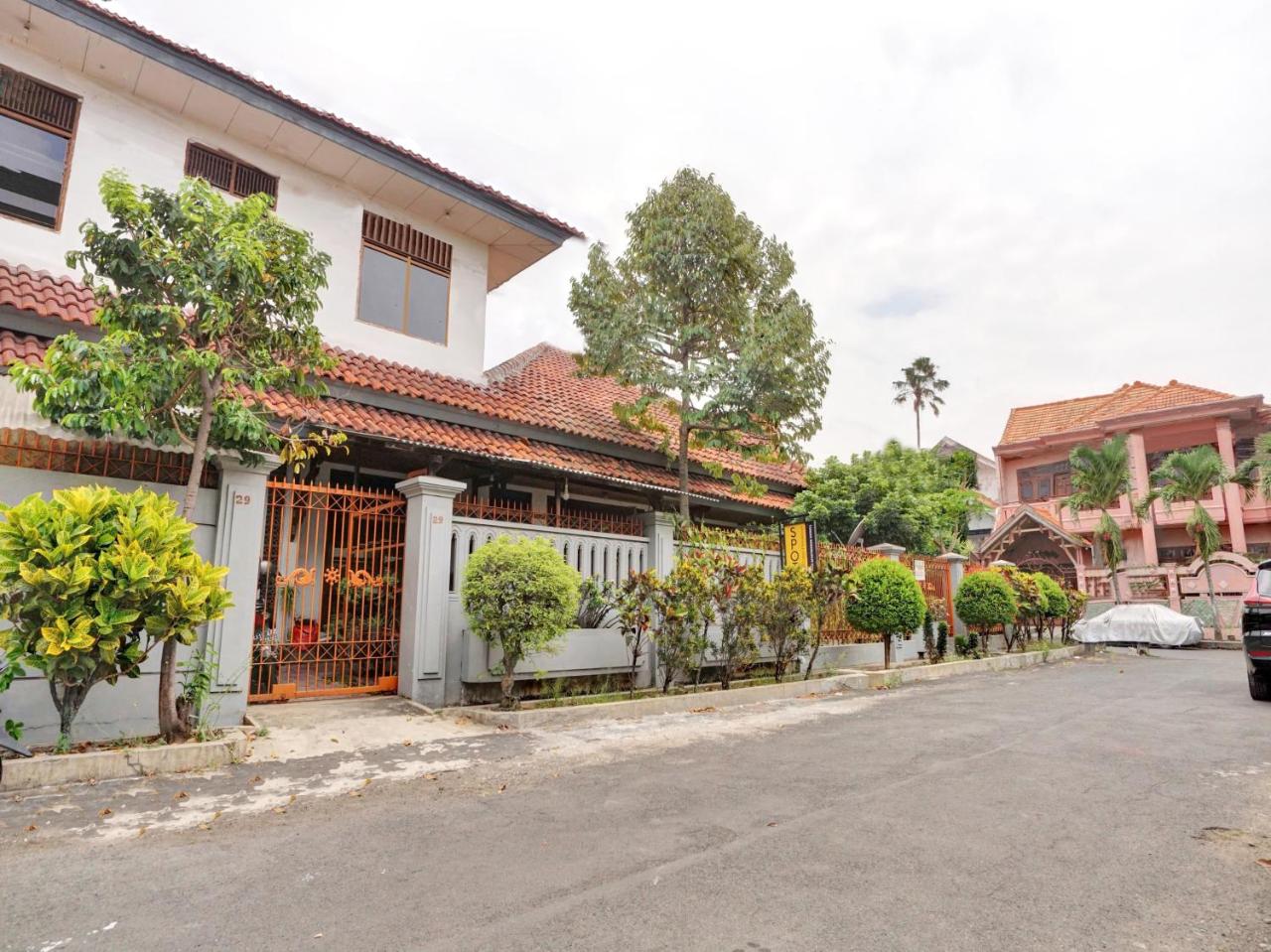 SPOT ON 90539 Taman Borobudur Guest House Syariah