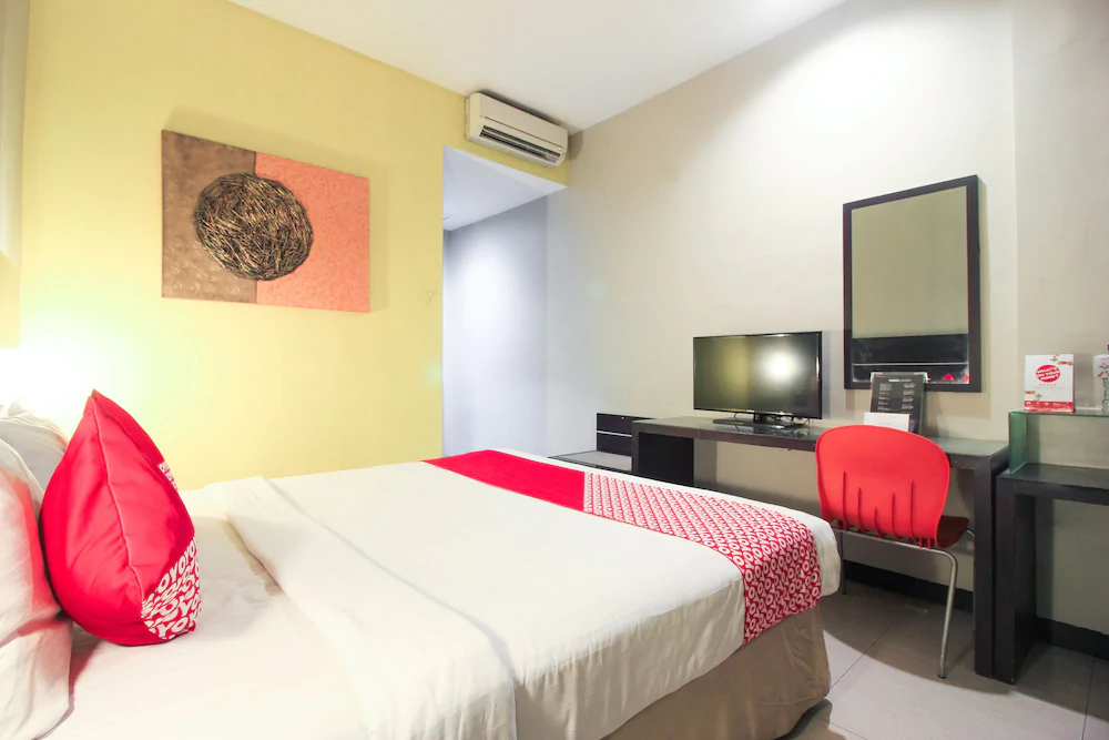 iShine Hotel by OYO Rooms