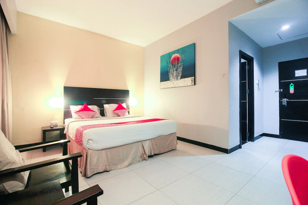 iShine Hotel by OYO Rooms