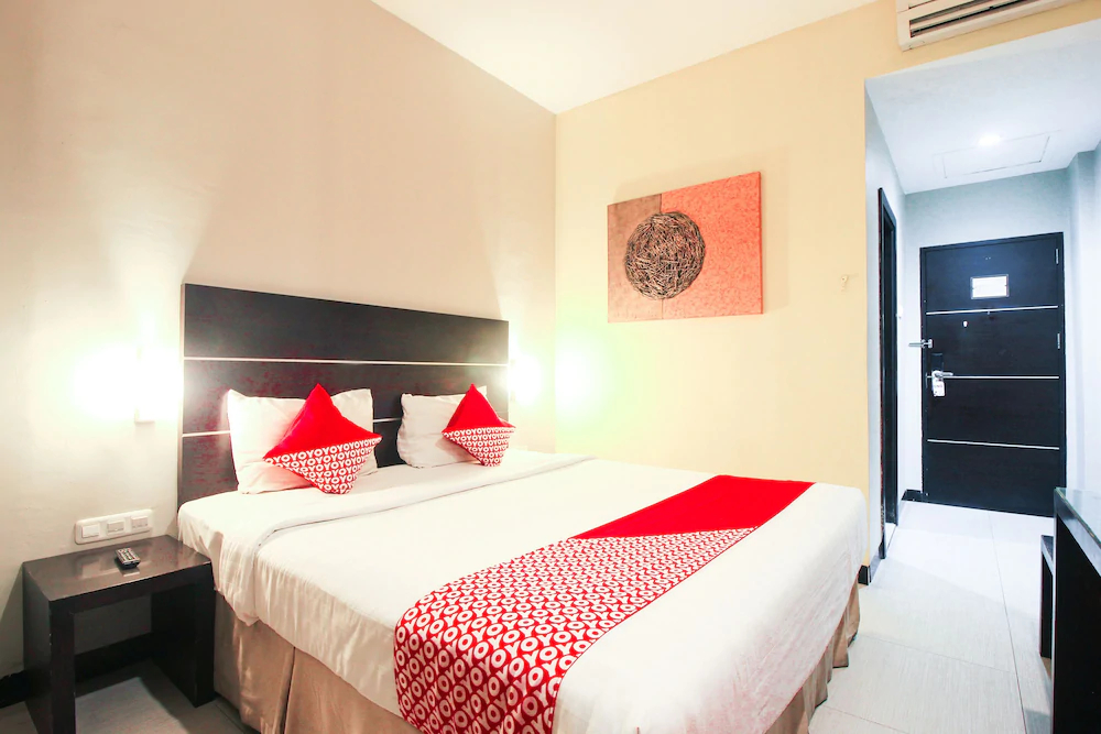 iShine Hotel by OYO Rooms