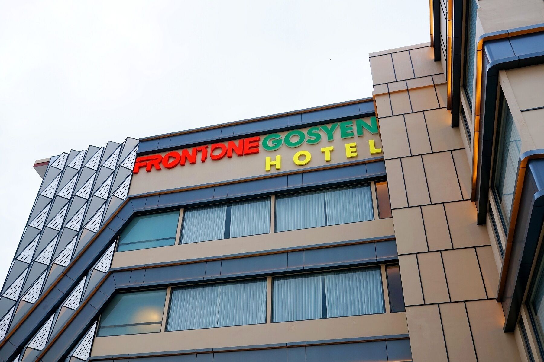 Front One Gosyen Hotel Salatiga