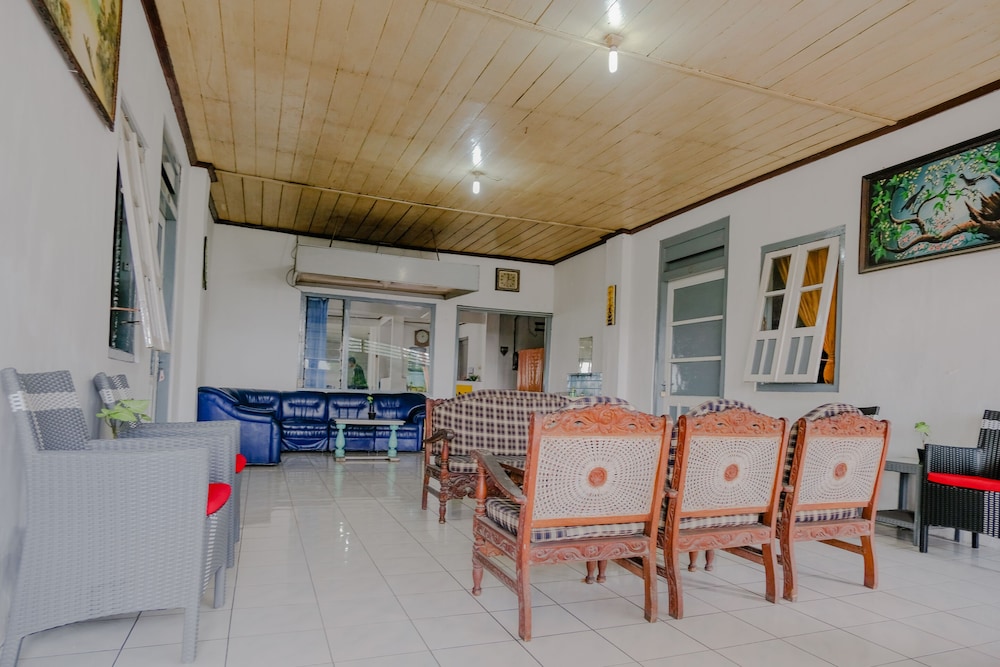 Hotel Raya by OYO Rooms