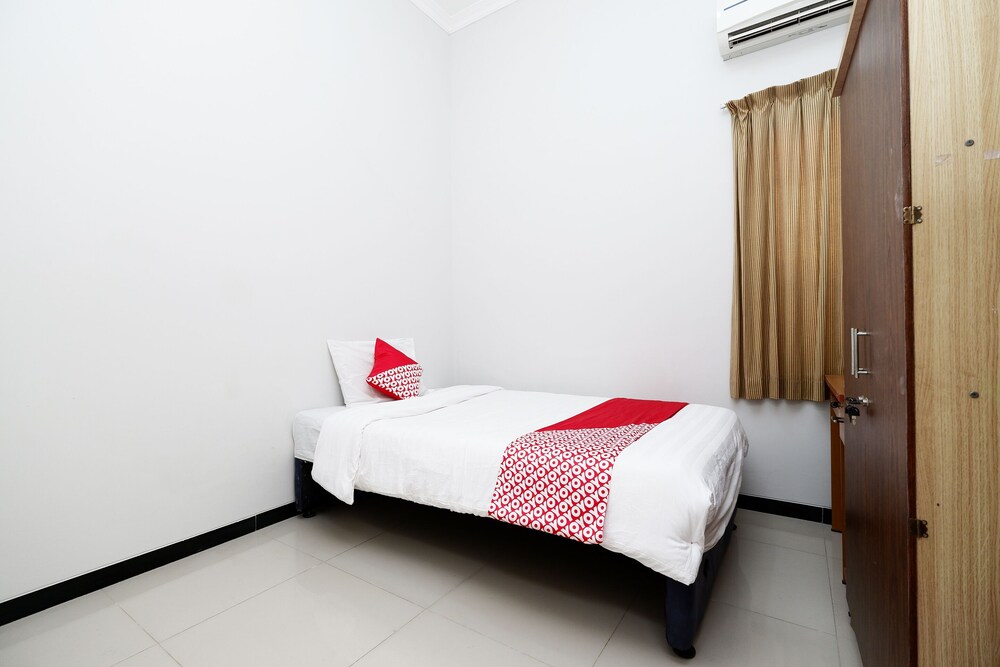 SPOT ON 1800 Ed Ed Residence