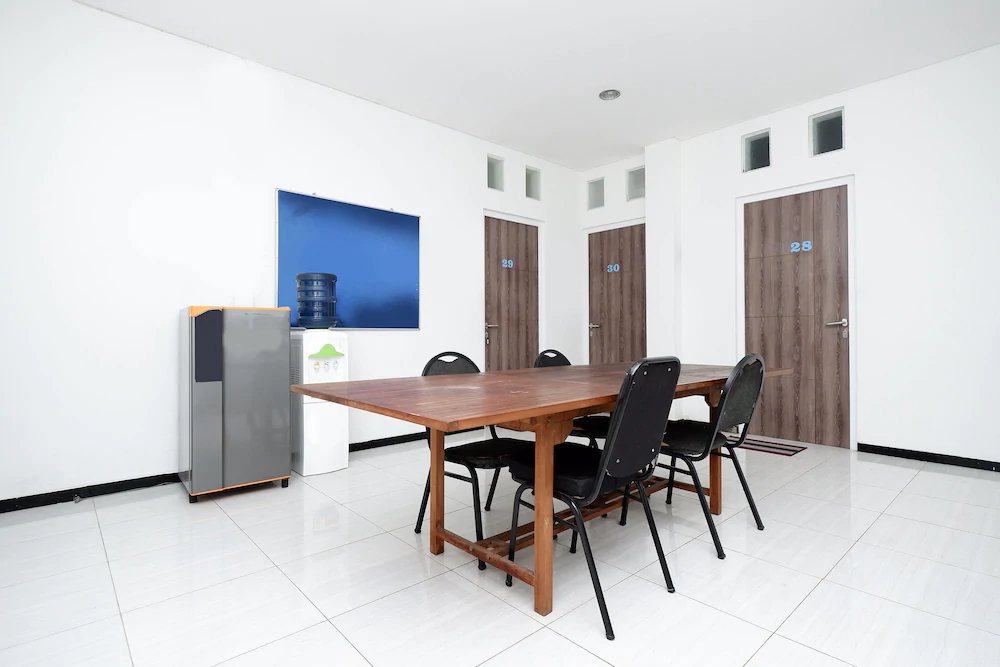 Sunshine Hostel by OYO Rooms