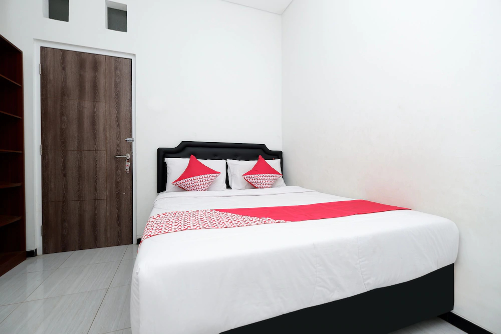 Sunshine Hostel by OYO Rooms