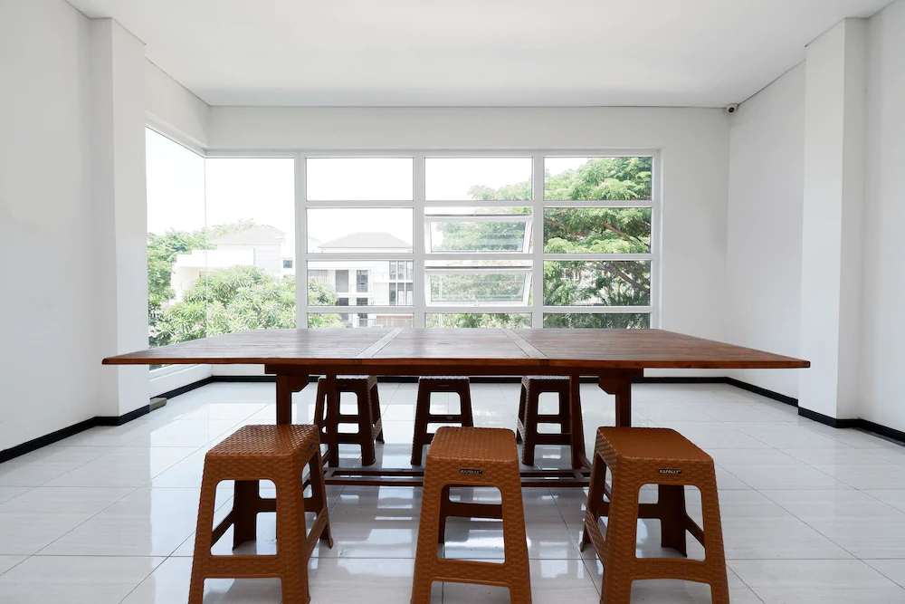 Sunshine Hostel by OYO Rooms