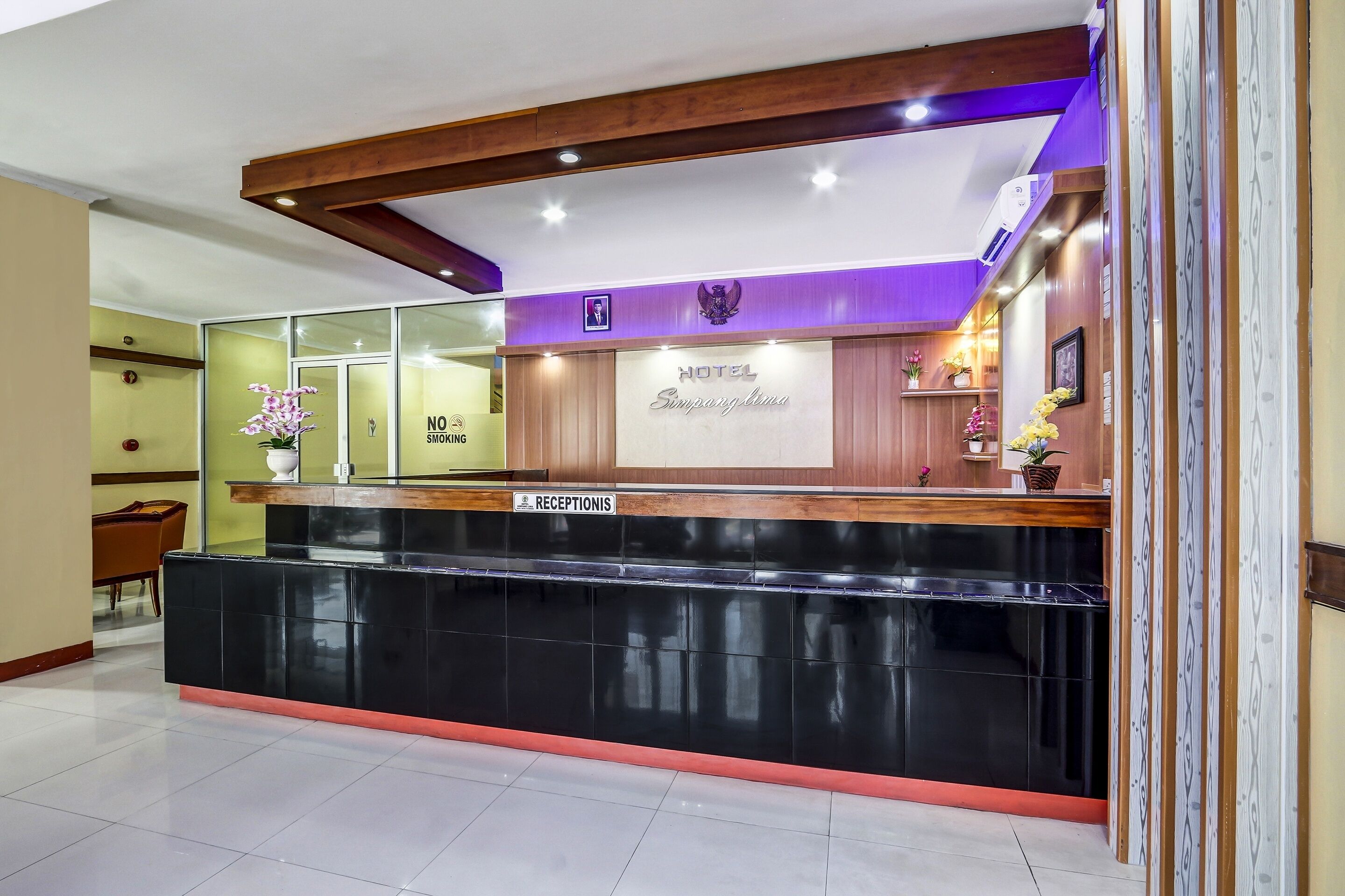 Super OYO 91036 Hotel Simpang Lima Gkpri