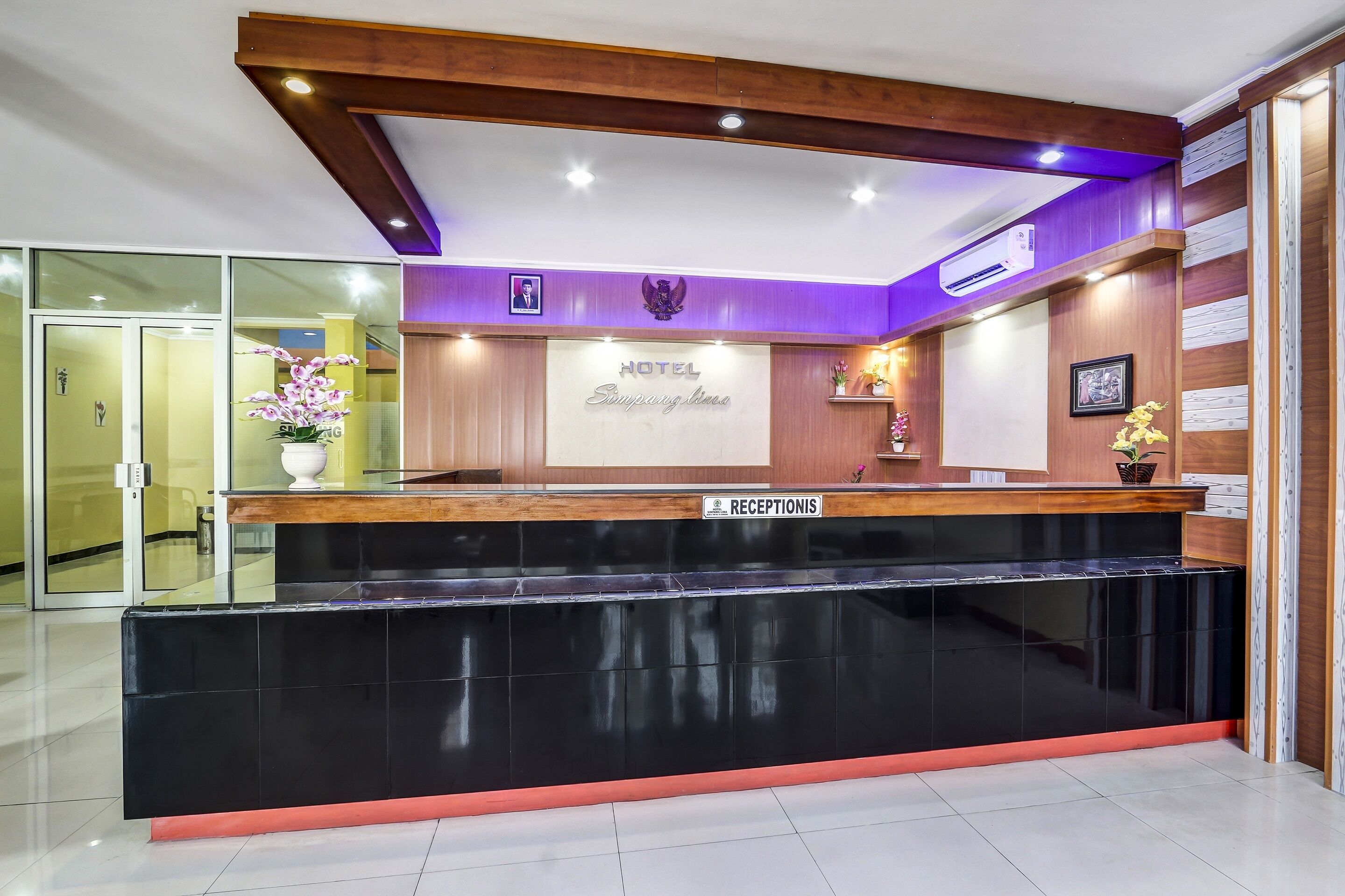 Super OYO 91036 Hotel Simpang Lima Gkpri