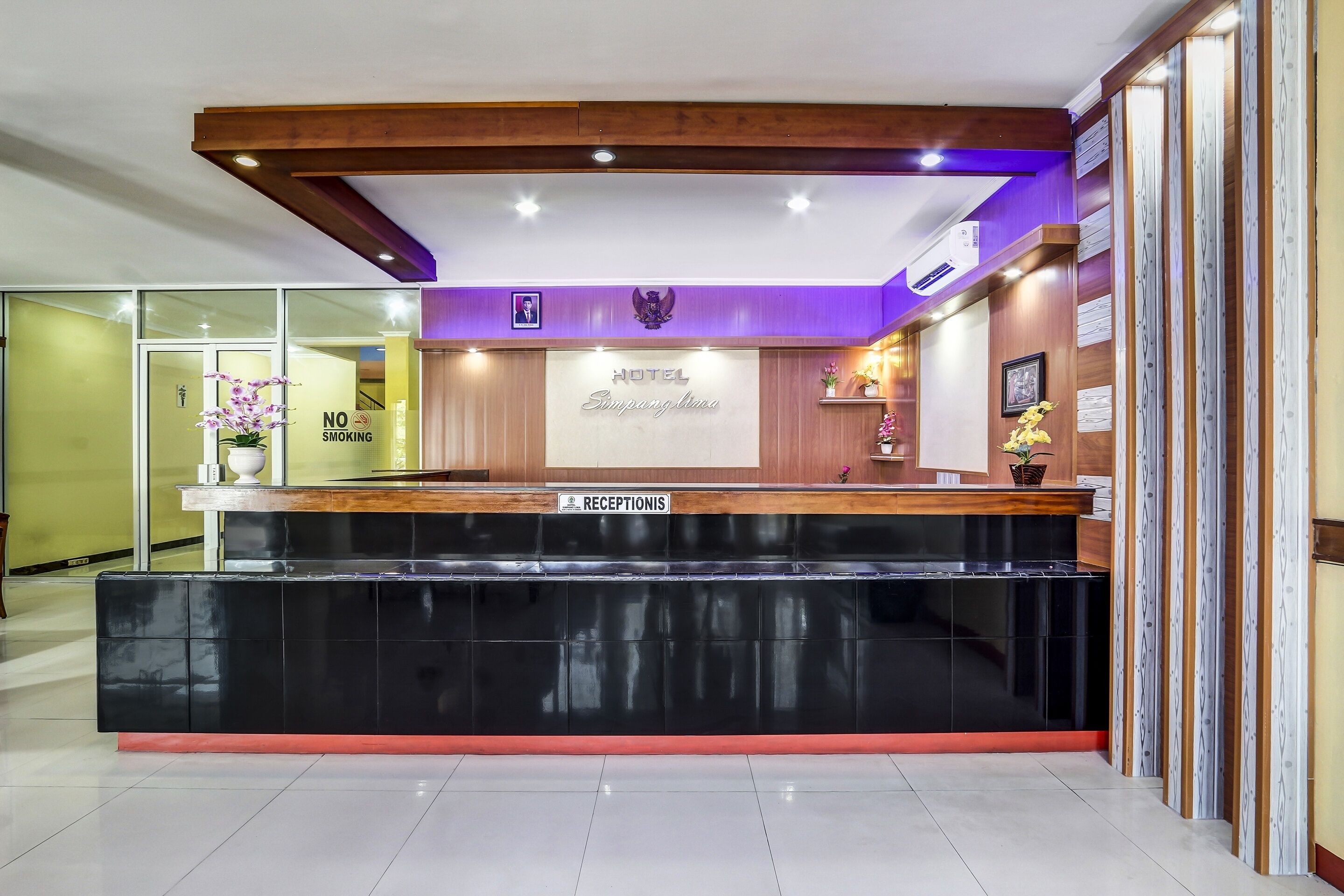 Super OYO 91036 Hotel Simpang Lima Gkpri