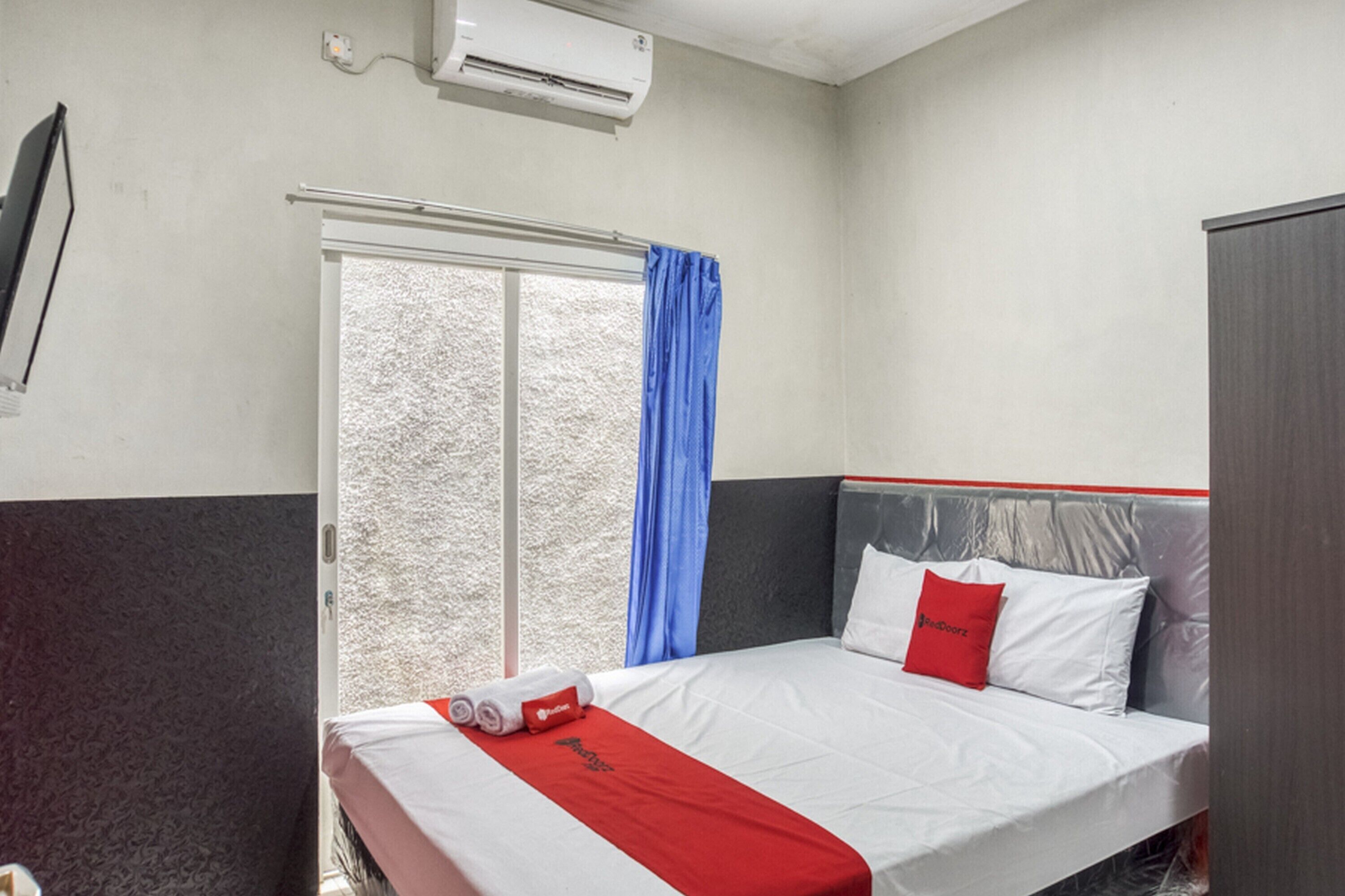RedDoorz Syariah Near Tugu Gentan Jakal