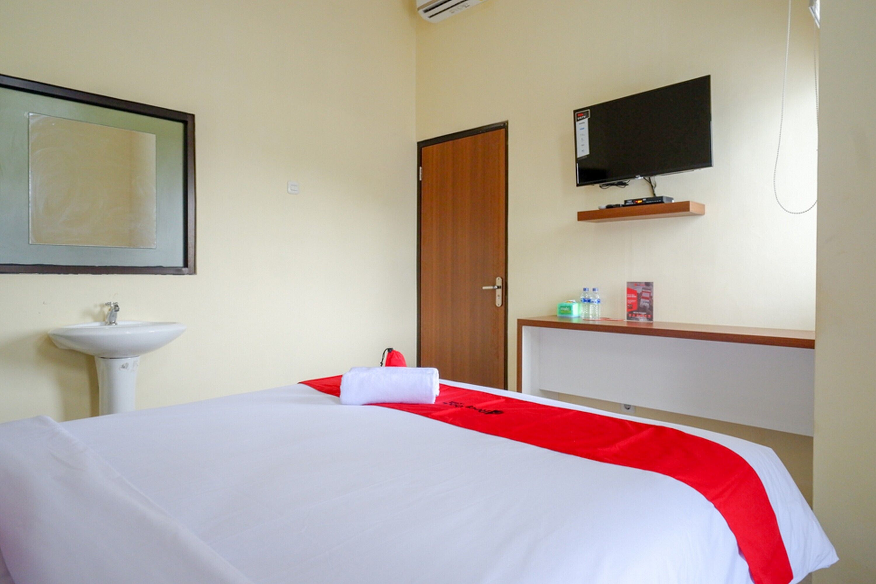 Punokawan Guest House by RedDoorz