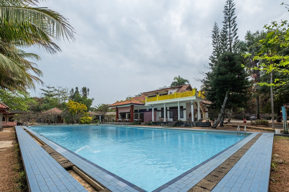 OYO 951 Cempaka Ratu Beach Resort