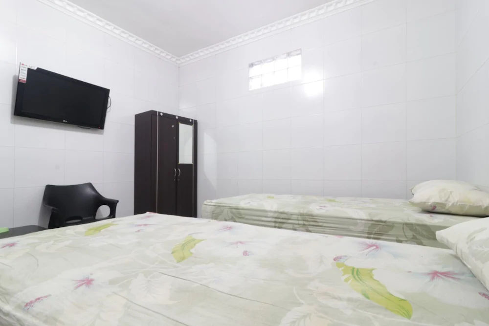 RedDoorz Plus near Cito Mall Surabaya