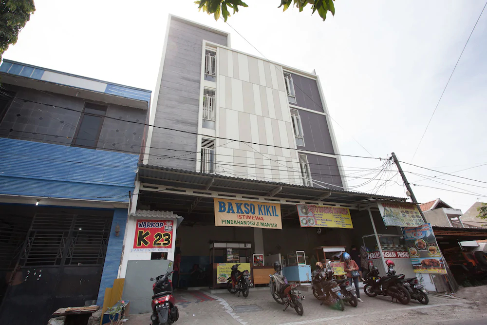 RedDoorz Plus @ K23 Rungkut Madya