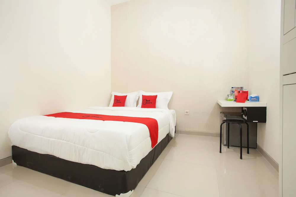 RedDoorz Plus @ K23 Rungkut Madya