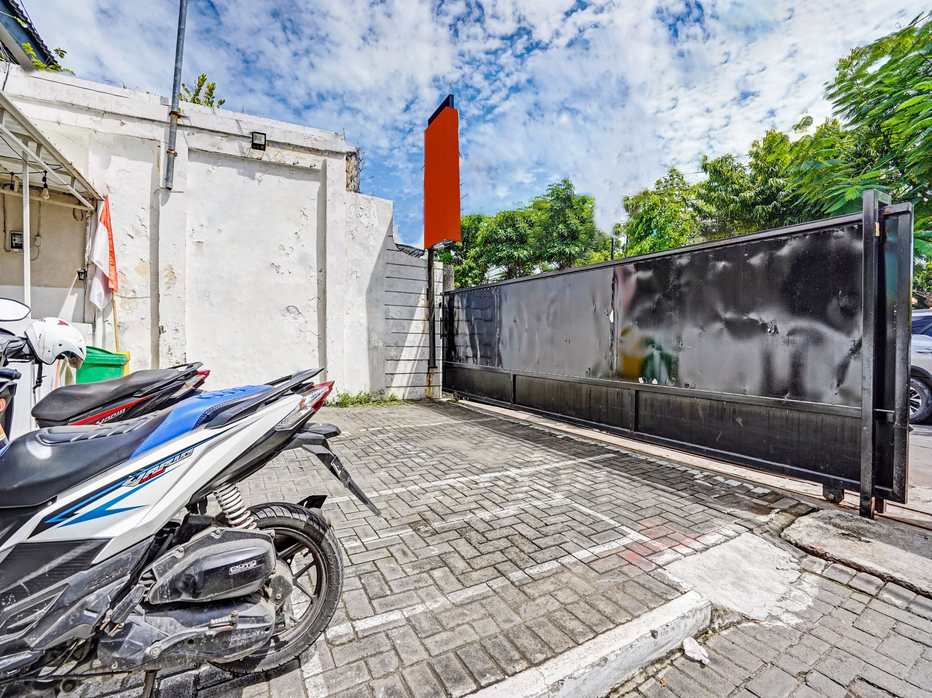 OYO Flagship 90789 Genteng Residence