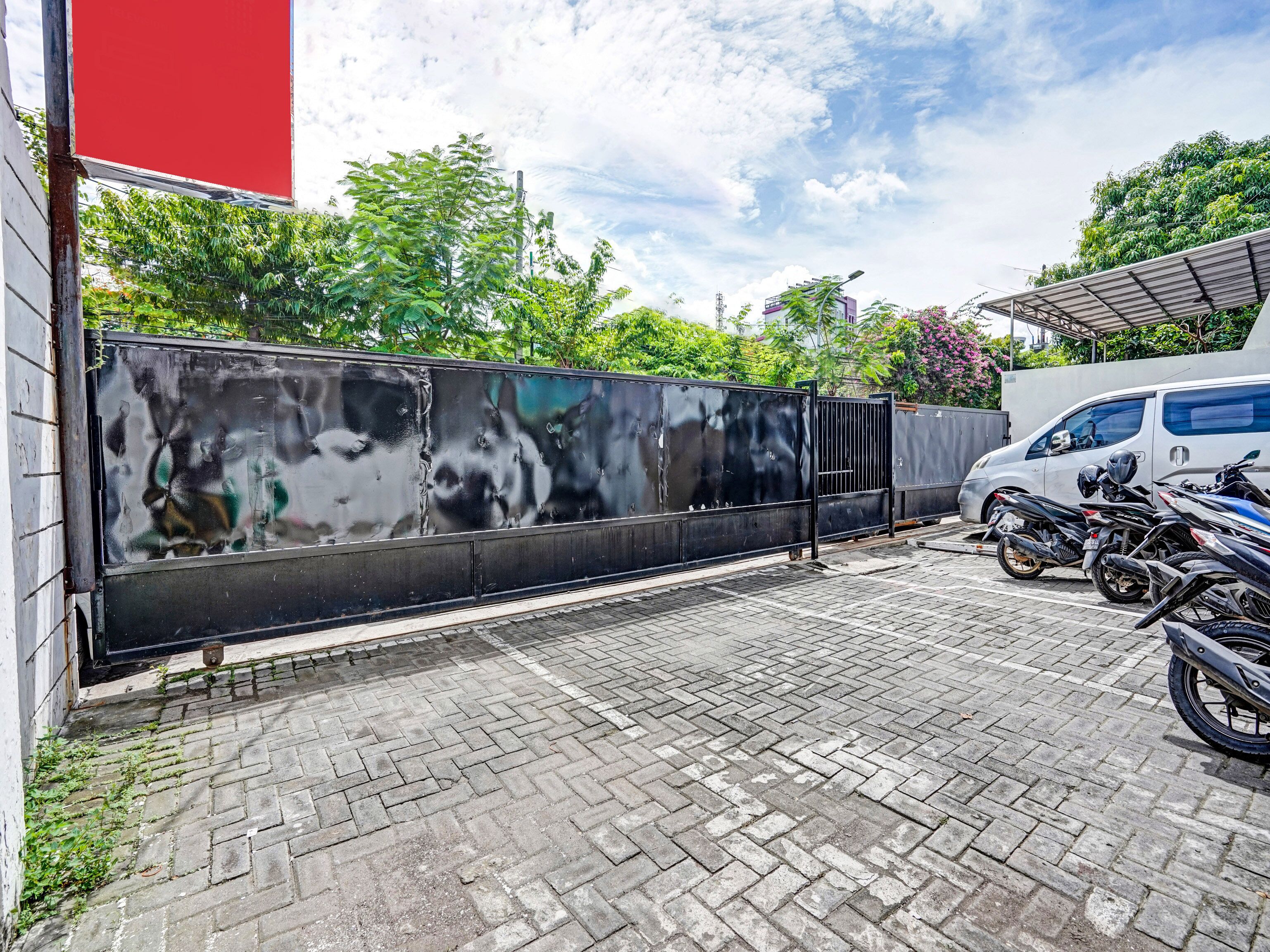 OYO Flagship 90789 Genteng Residence