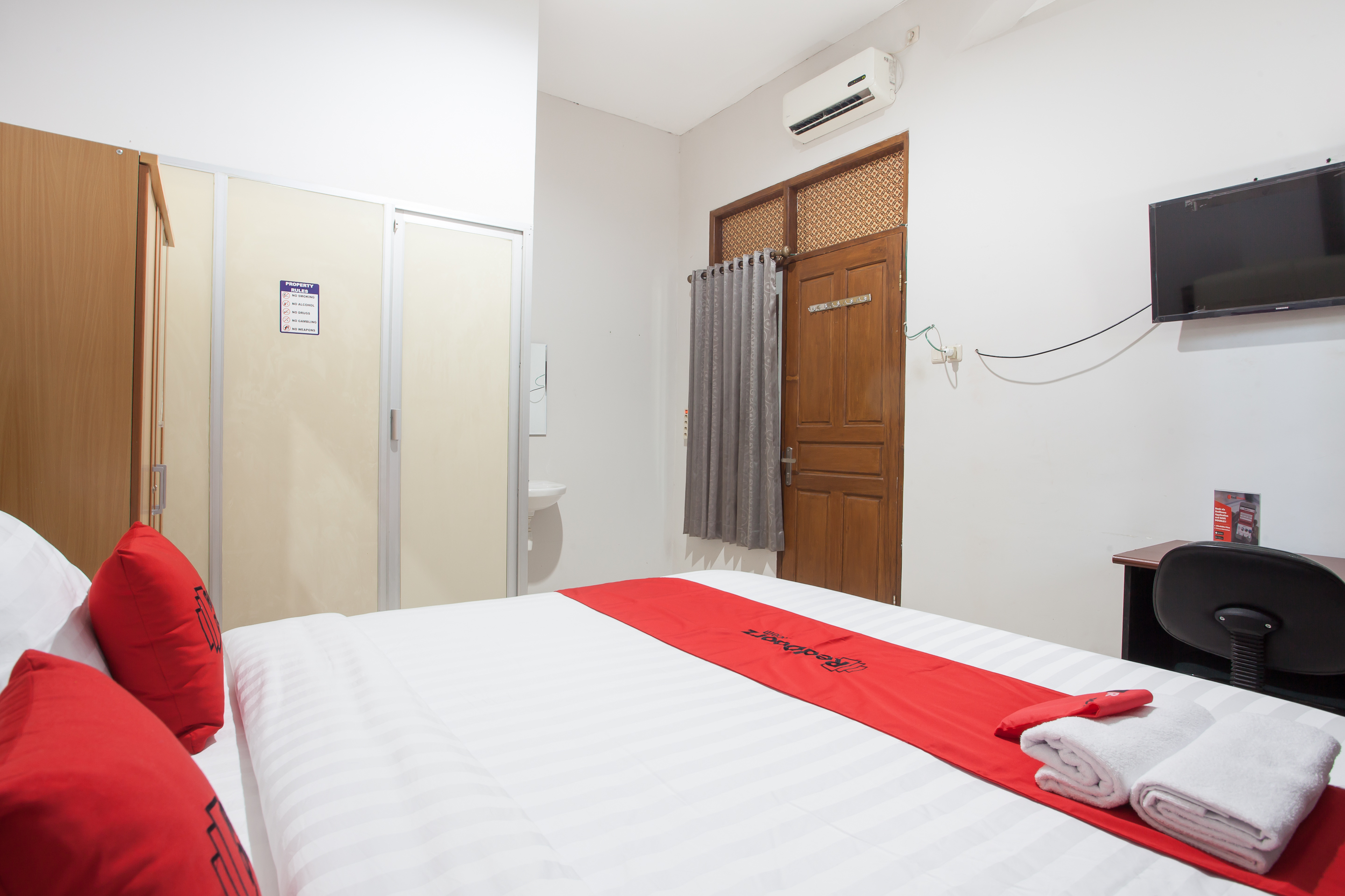 RedDoorz Near Taman Flora