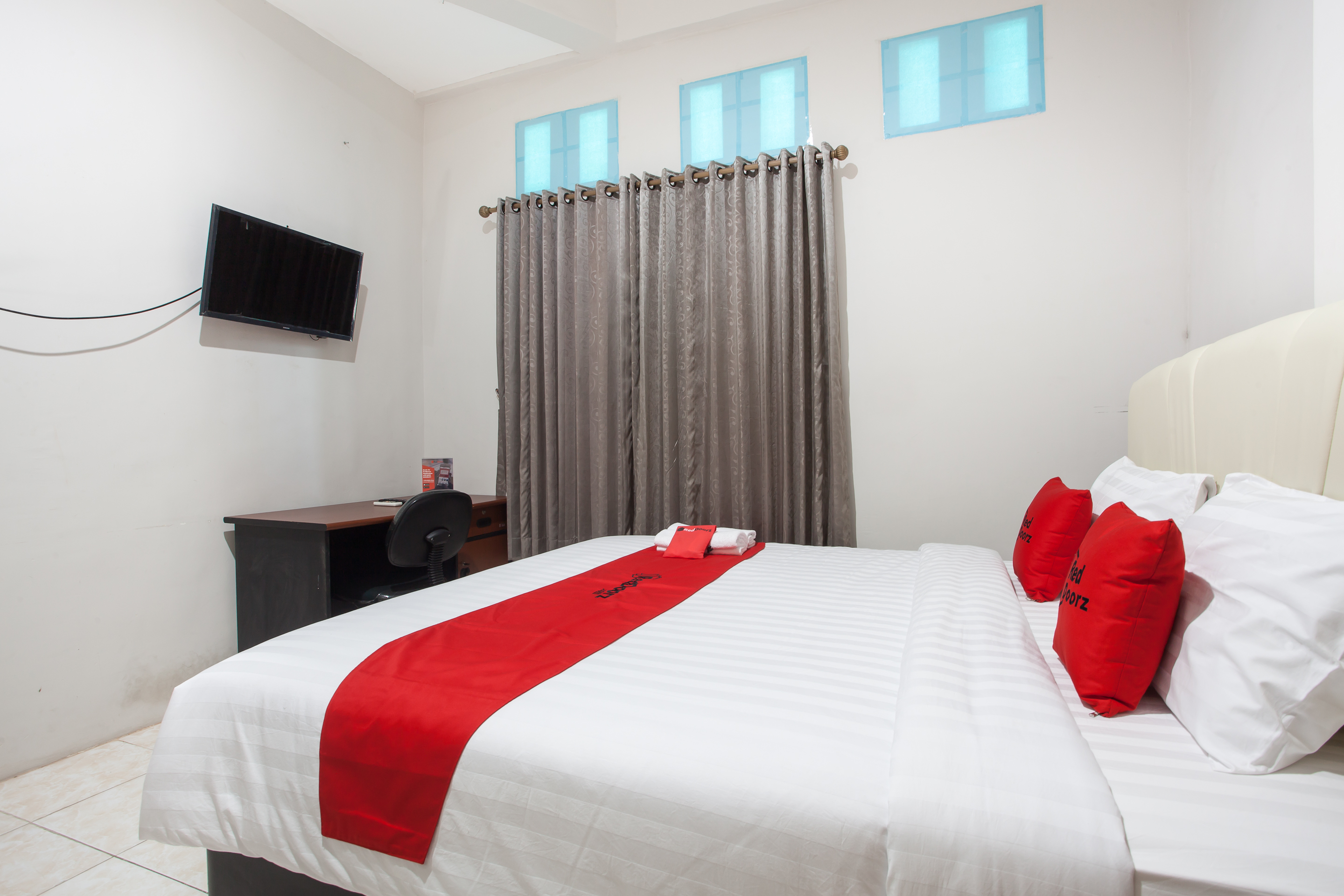 RedDoorz Near Taman Flora