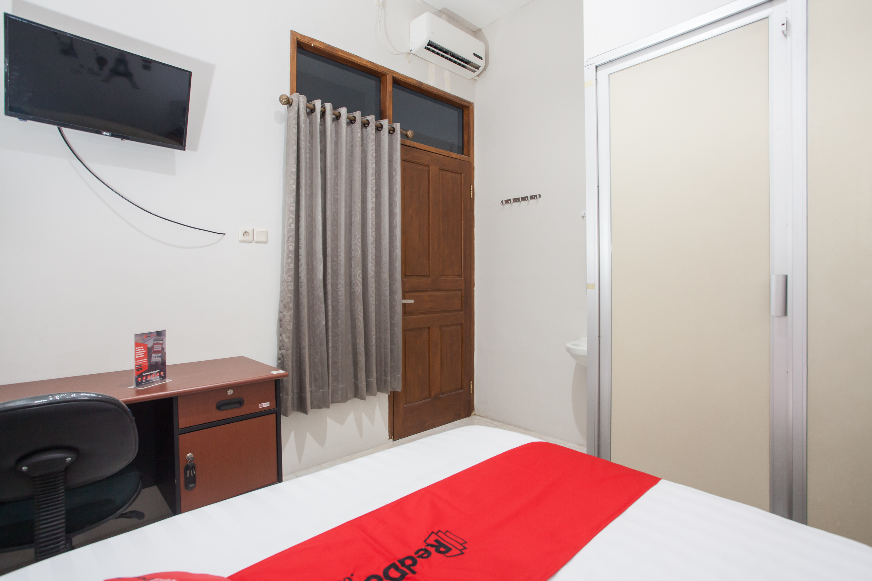 RedDoorz Near Taman Flora