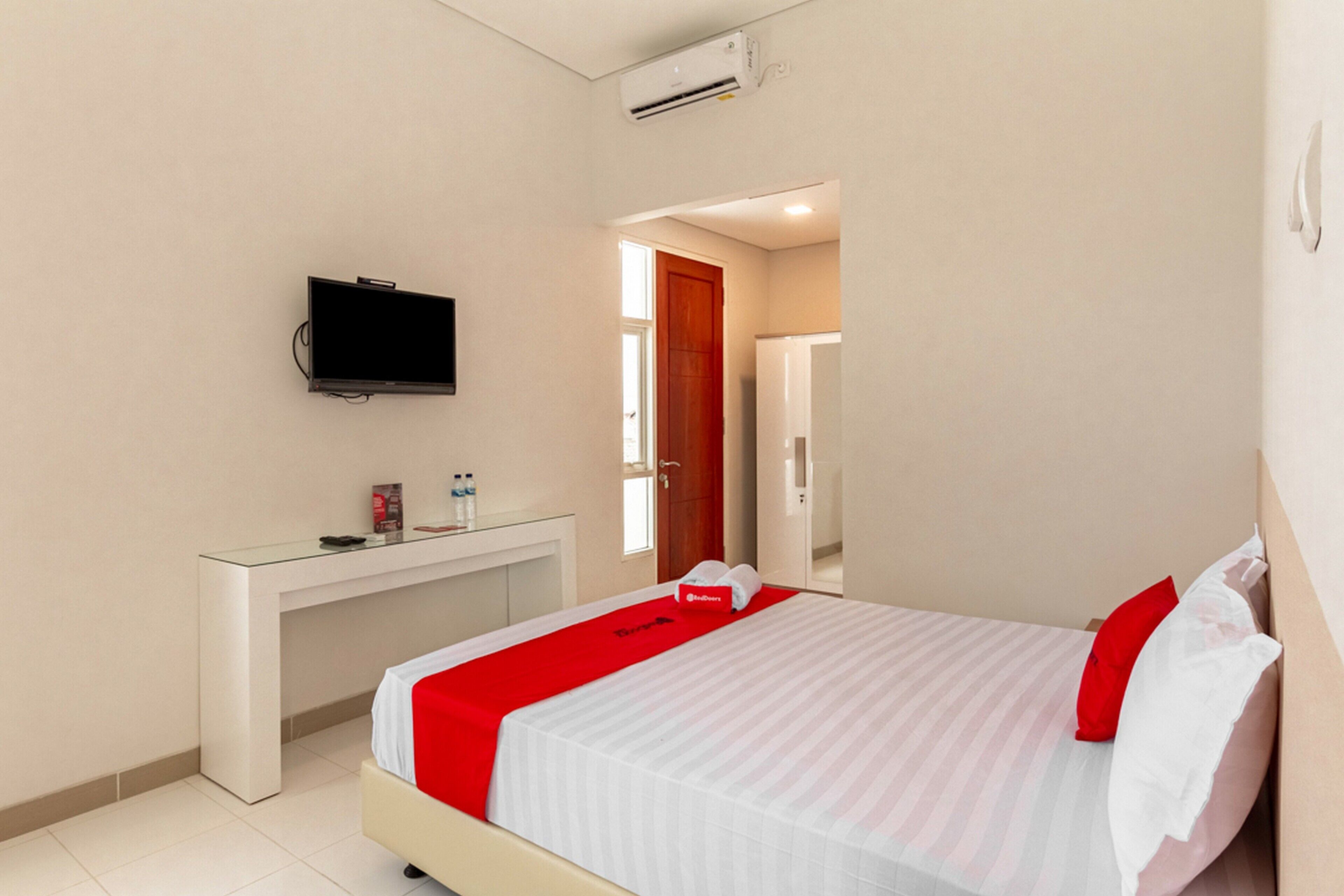 Toko Ayem Ayem by RedDoorz