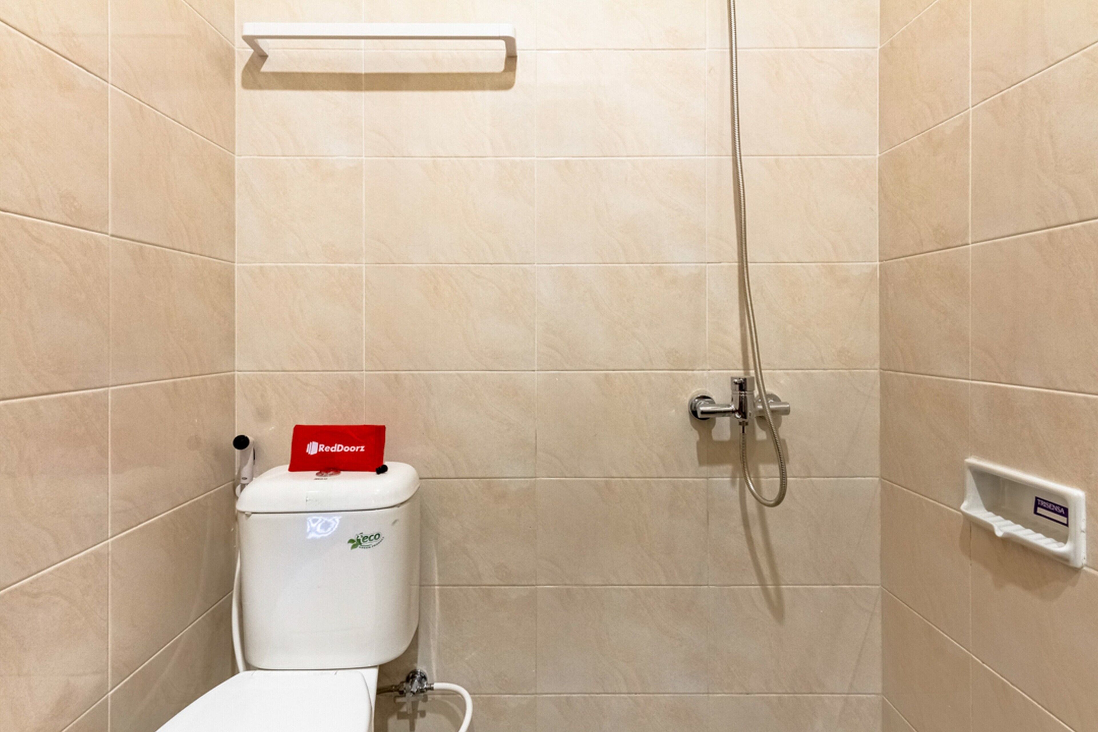 Toko Ayem Ayem by RedDoorz