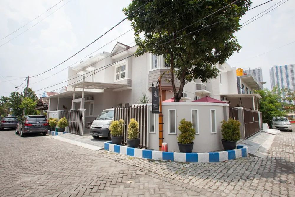 Unique's Guest House By RedDoorz