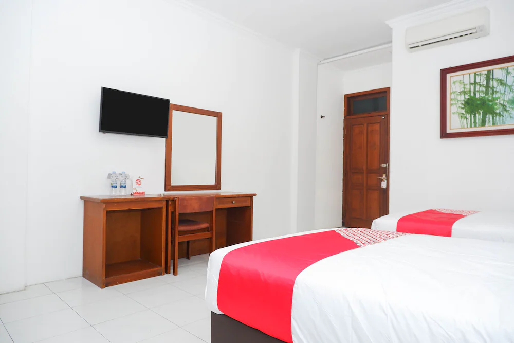 RedDoorz Plus at Hotel Surya Solo