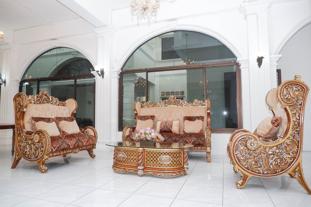 RedDoorz Plus at Hotel Surya Solo