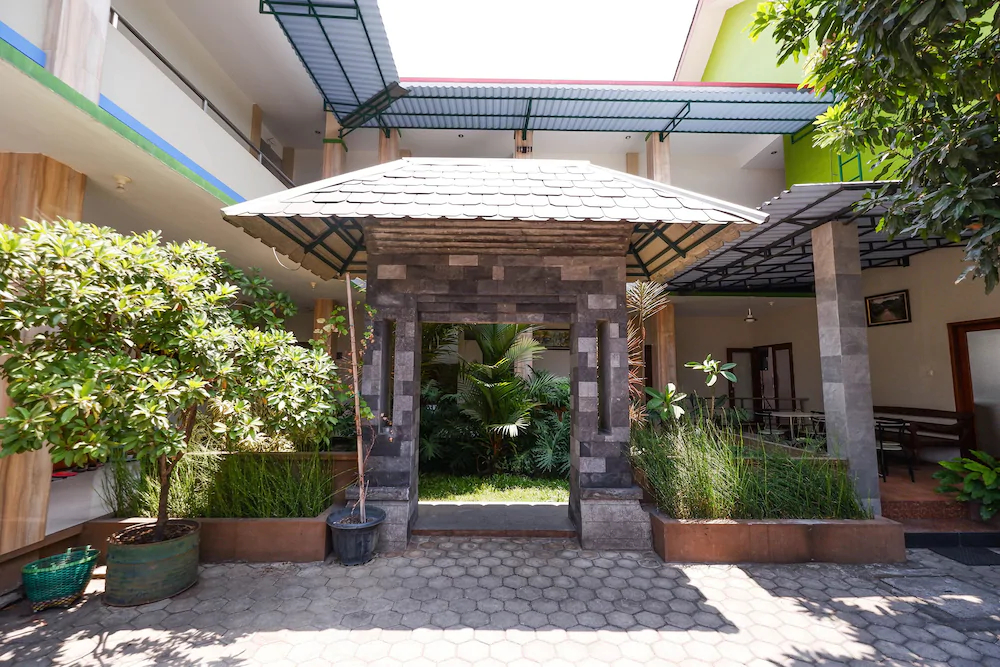 Mawar Indah Hotel by OYO Rooms