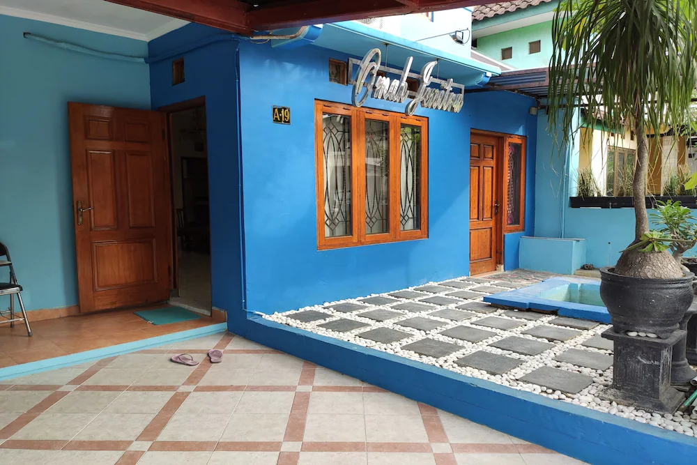 Omah Jenitra Syariah by OYO Rooms