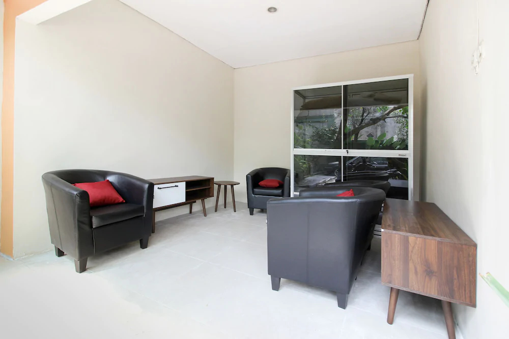 RedDoorz Near Solo Balapan Station 2