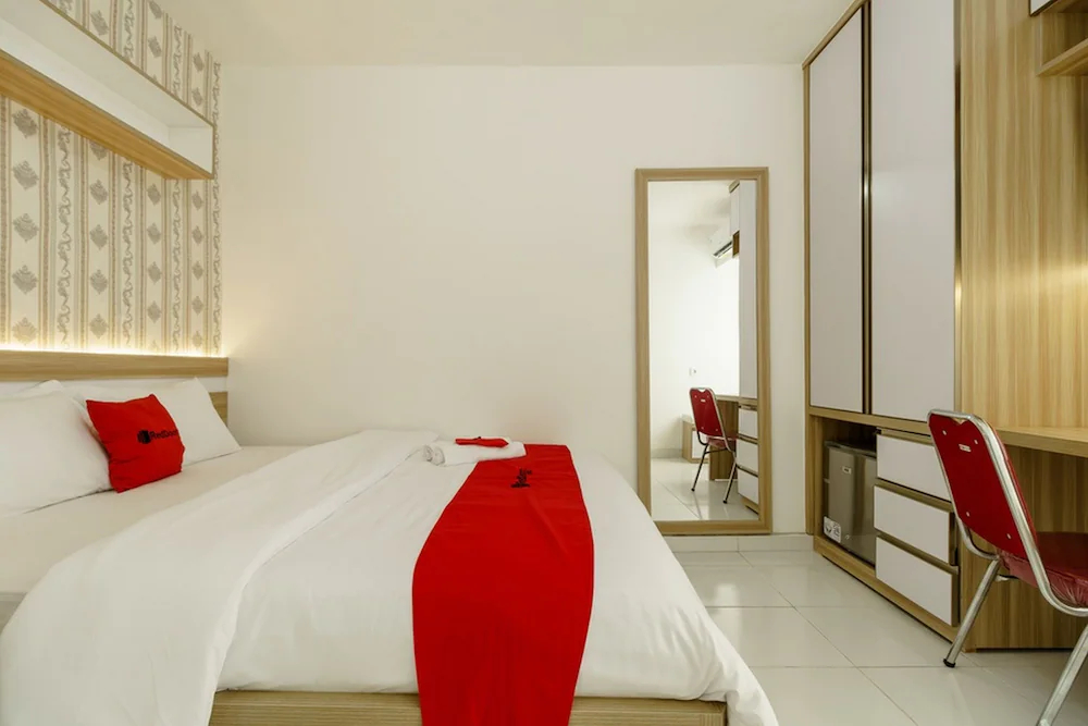 RedDoorz Apartment @ Aeropolis