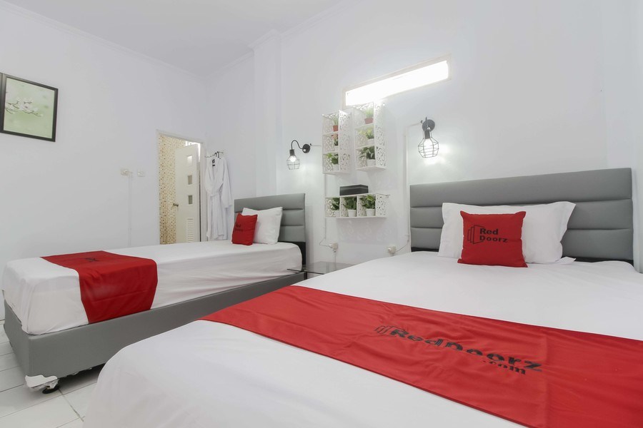 RedDoorz Plus Near Budi Luhur University Jakarta
