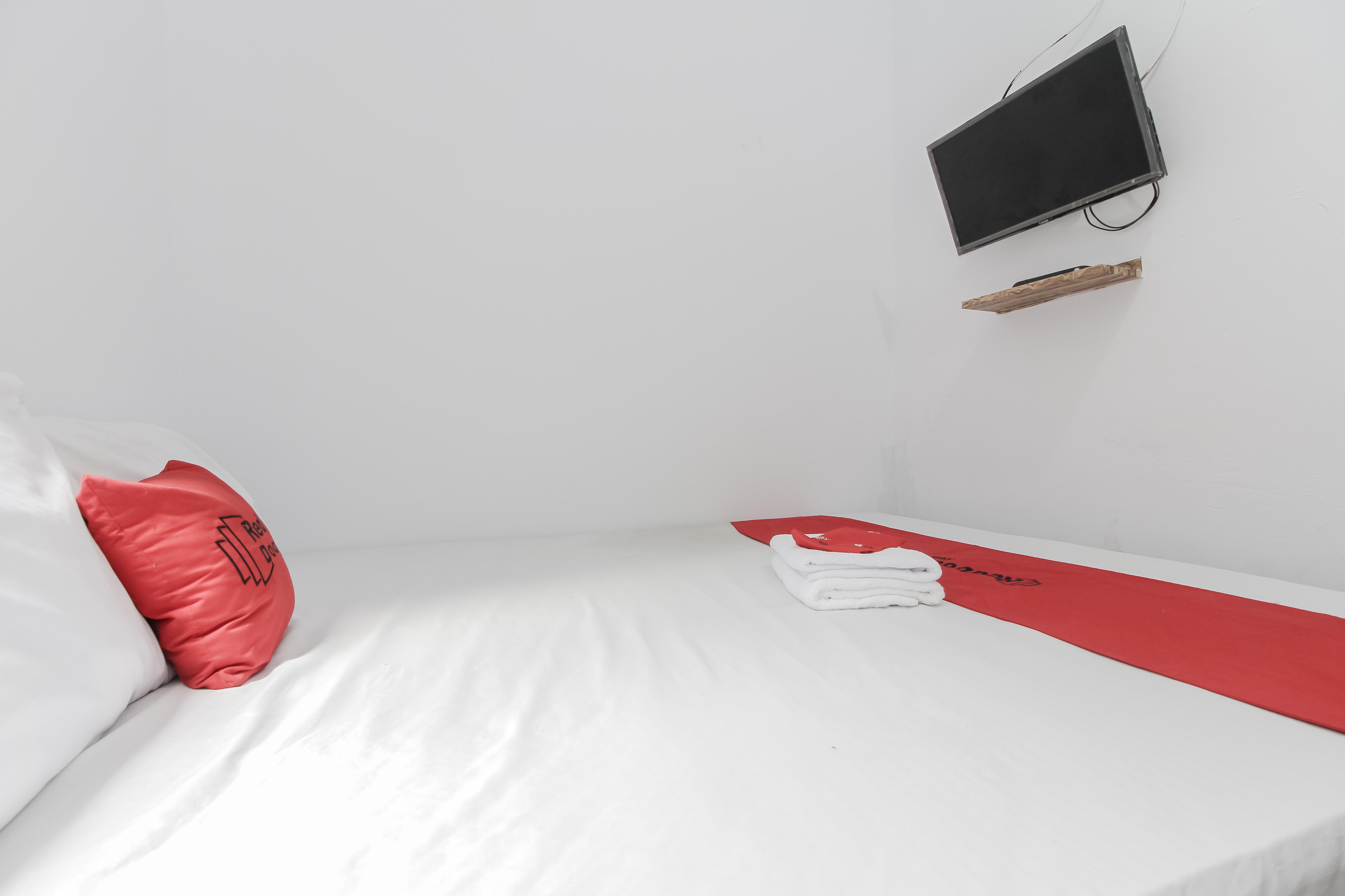 RedDoorz Plus Near Budi Luhur University Jakarta