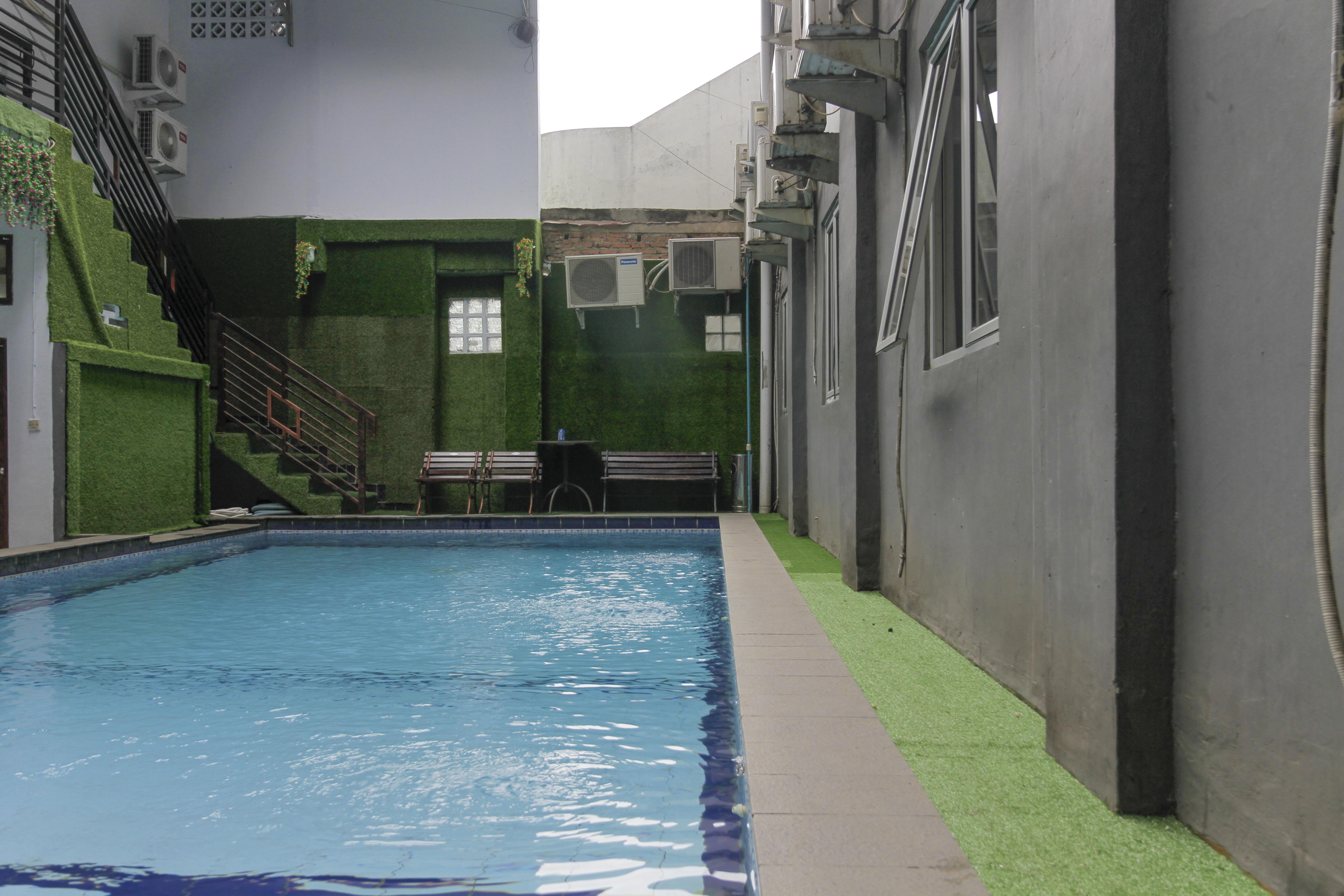 RedDoorz Plus Near Budi Luhur University Jakarta