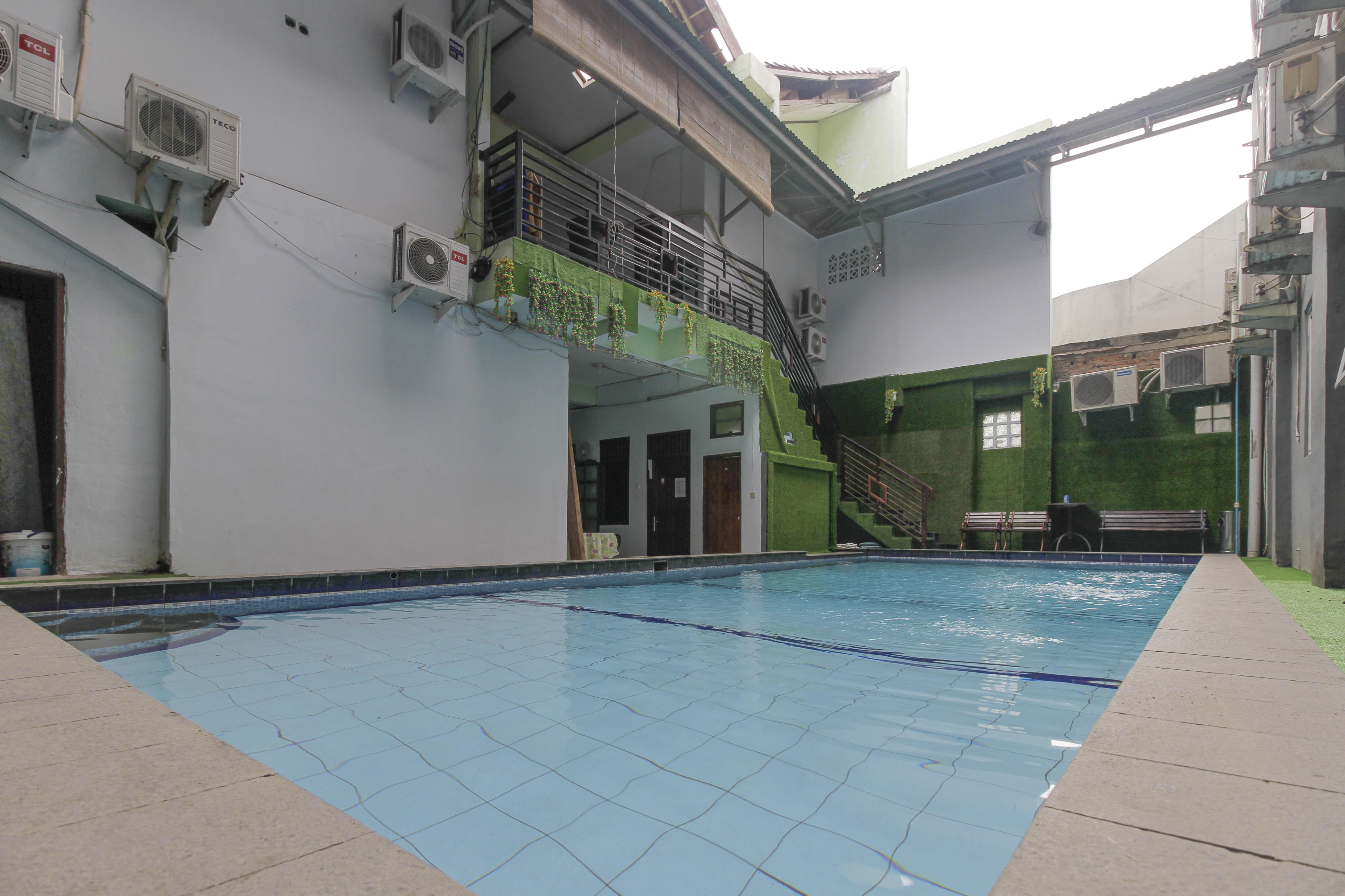 RedDoorz Plus Near Budi Luhur University Jakarta