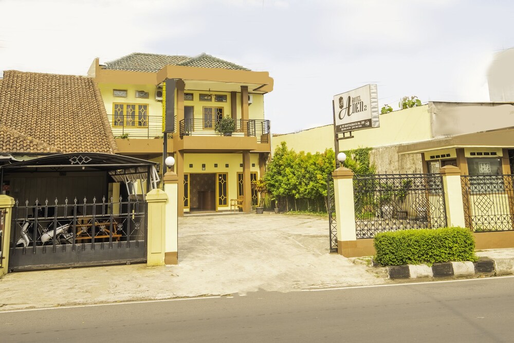 Hotel Aden 2 Syariah by OYO Rooms