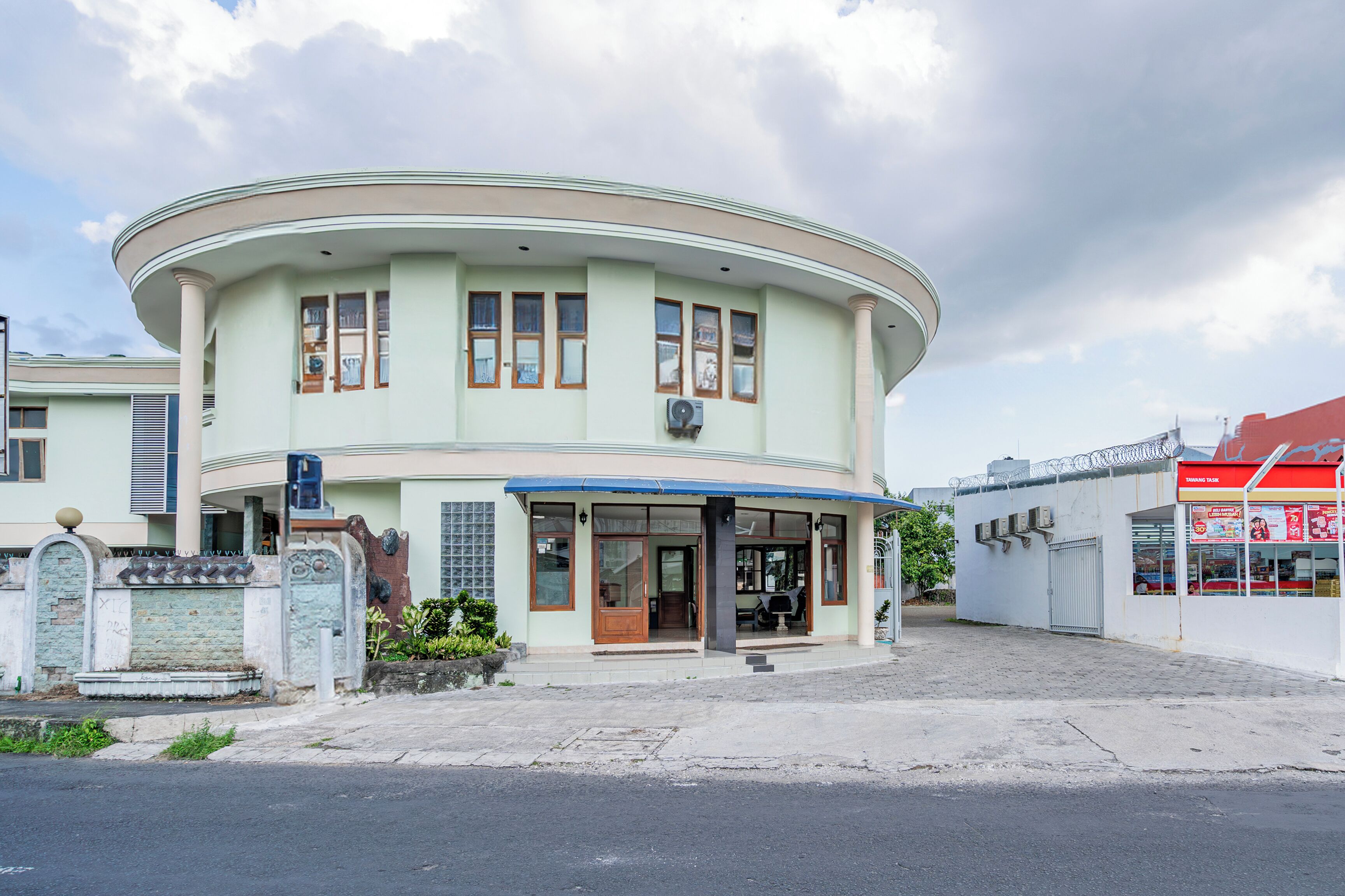 Super OYO Capital O 94108 Hotel Abad