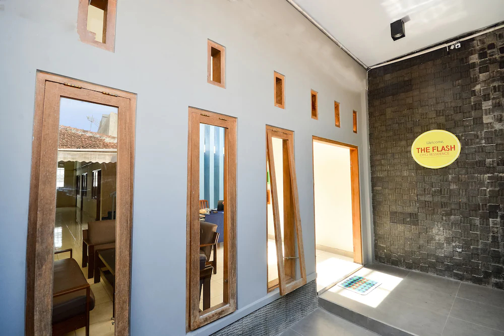 The Flash Residence by OYO Rooms