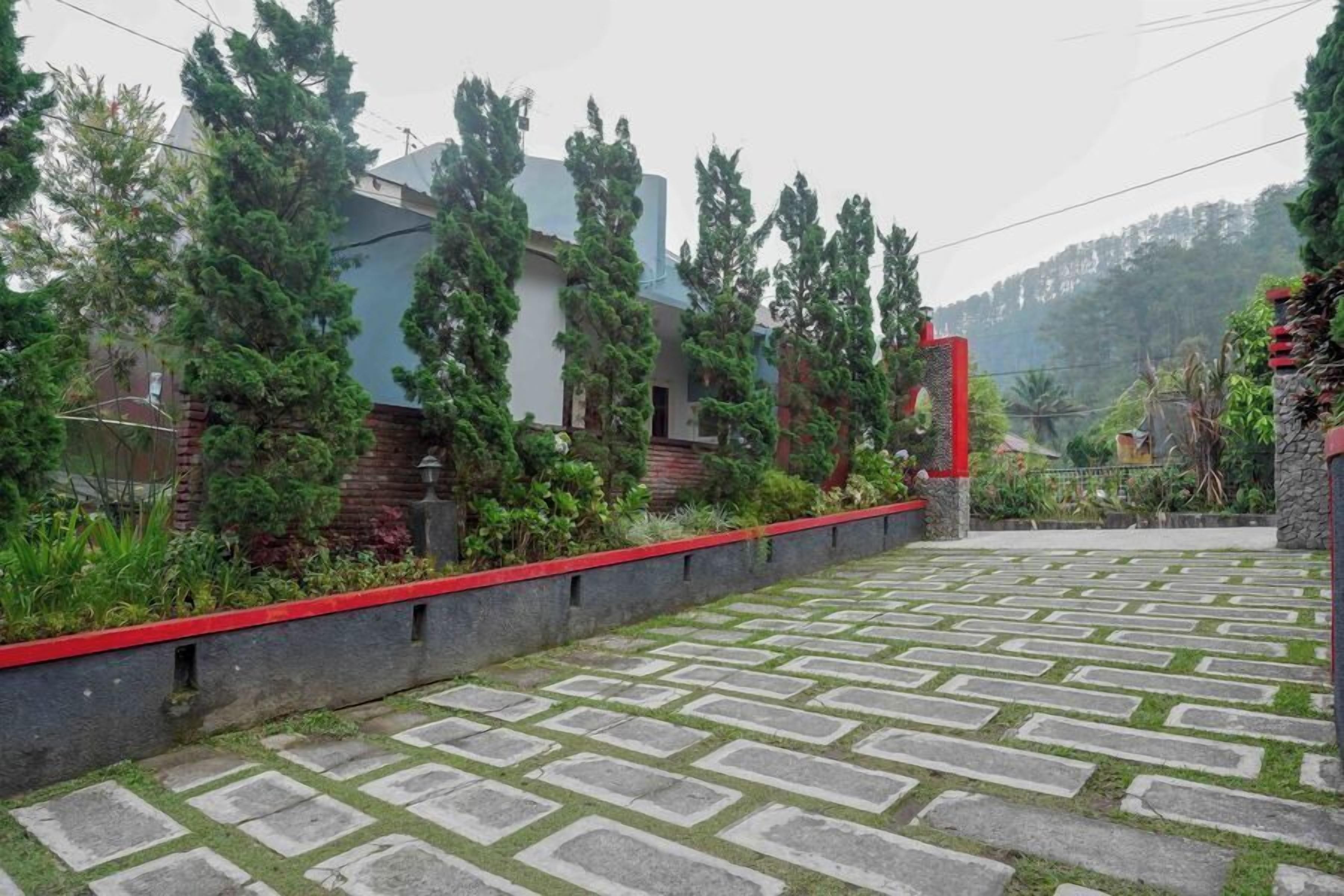 Red Chilies Hill Hotel