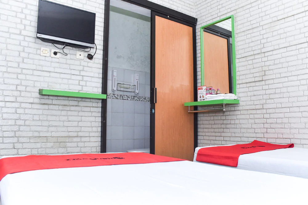 RedDoorz near Hartono Mall