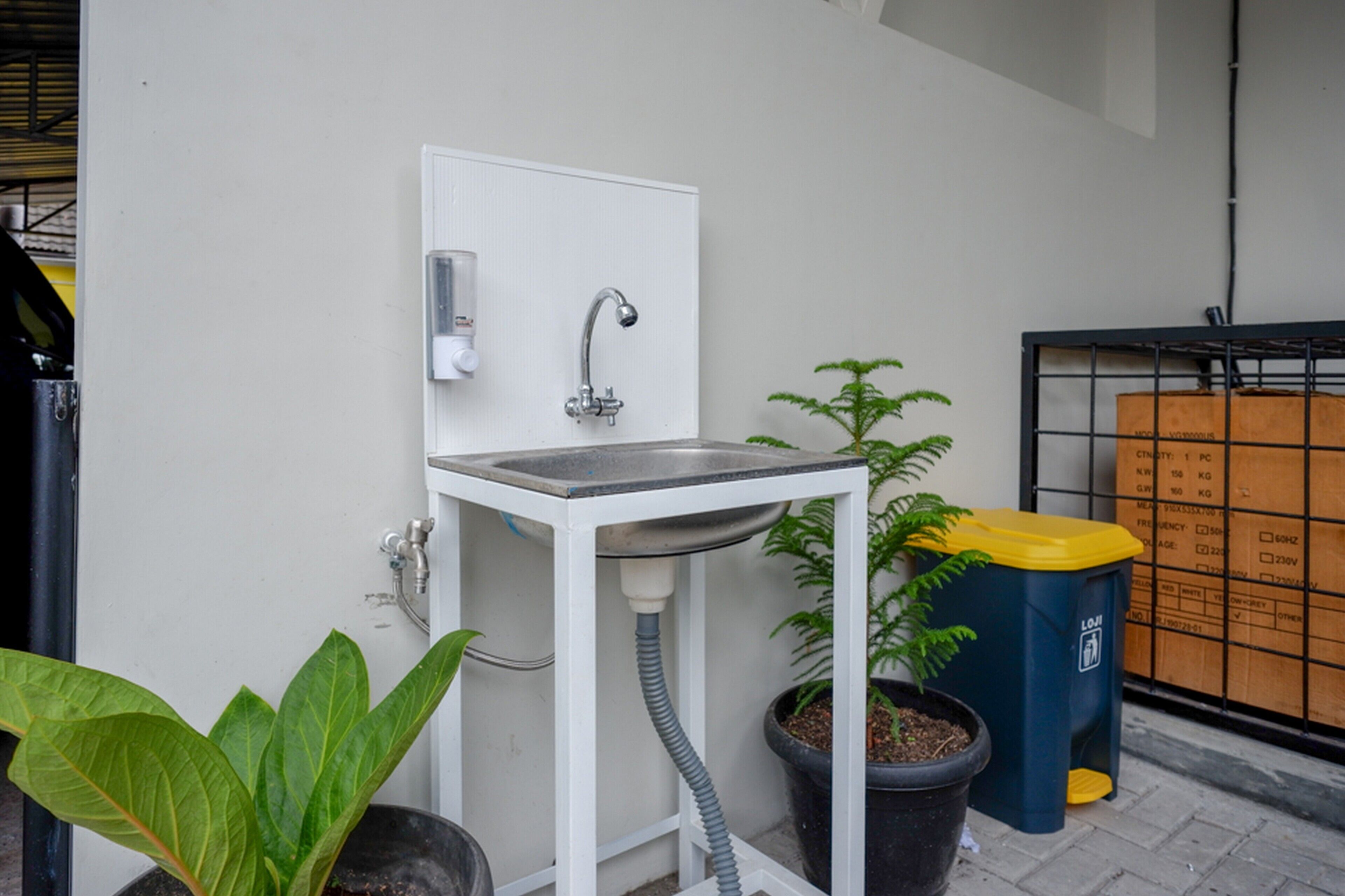 Kurnia Guest House by RedDoorz