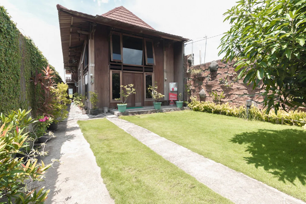 Omah Kayu Homestay by RedDoorz