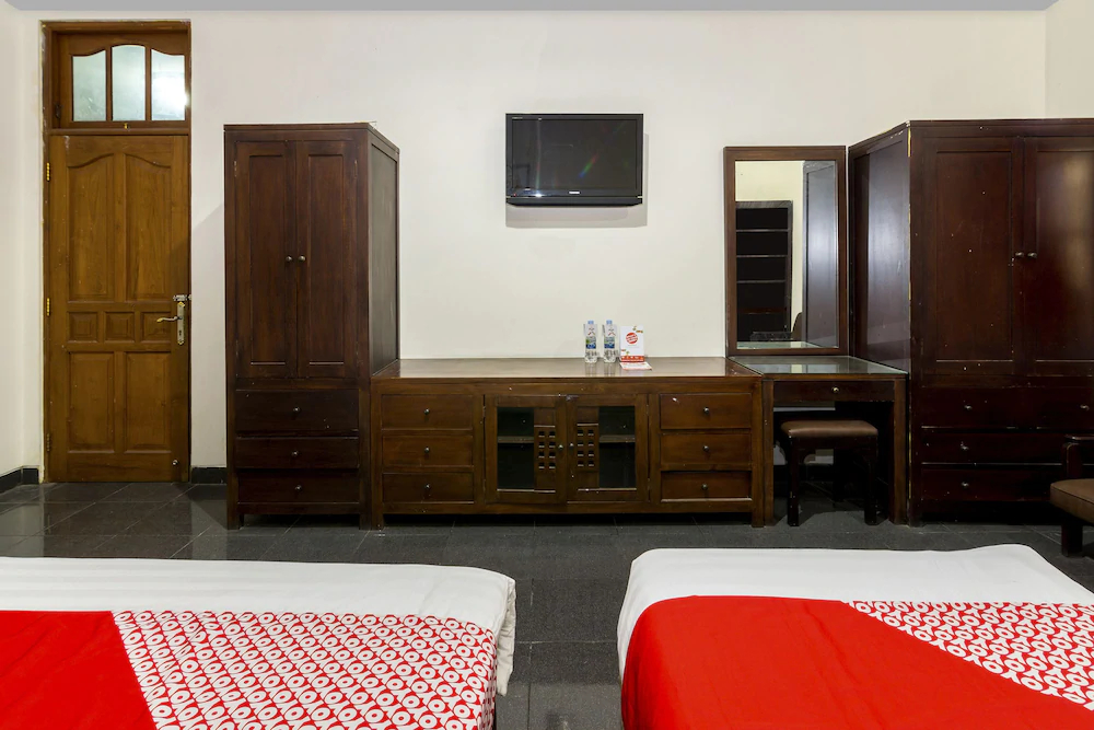 Pakuning Hotel by OYO Rooms