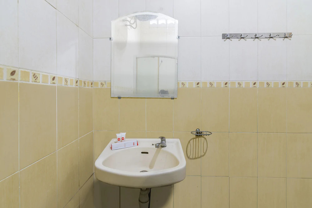 Pakuning Hotel by OYO Rooms