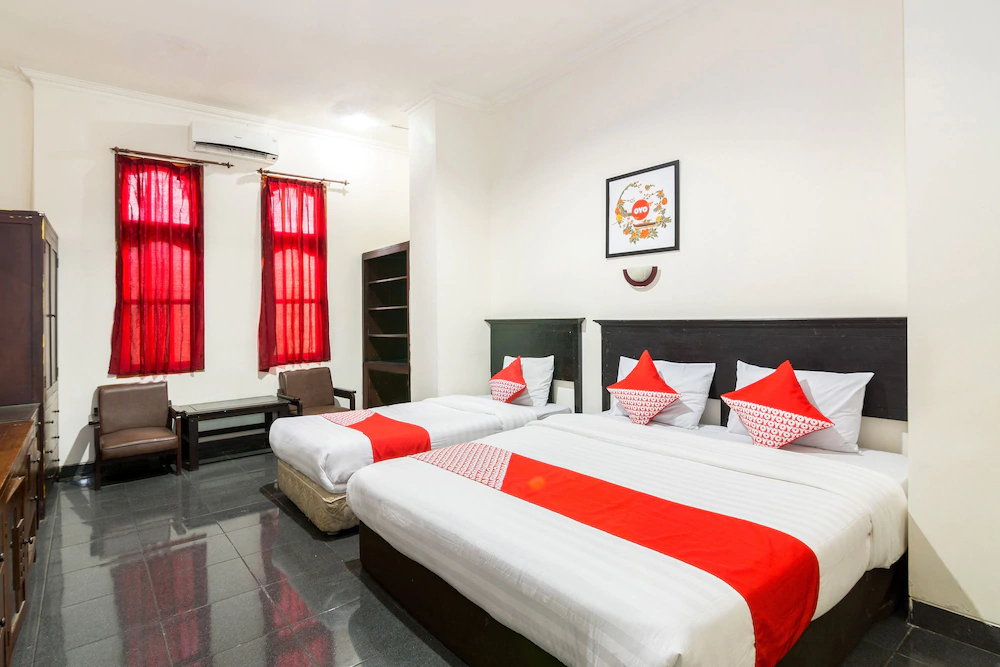 Pakuning Hotel by OYO Rooms