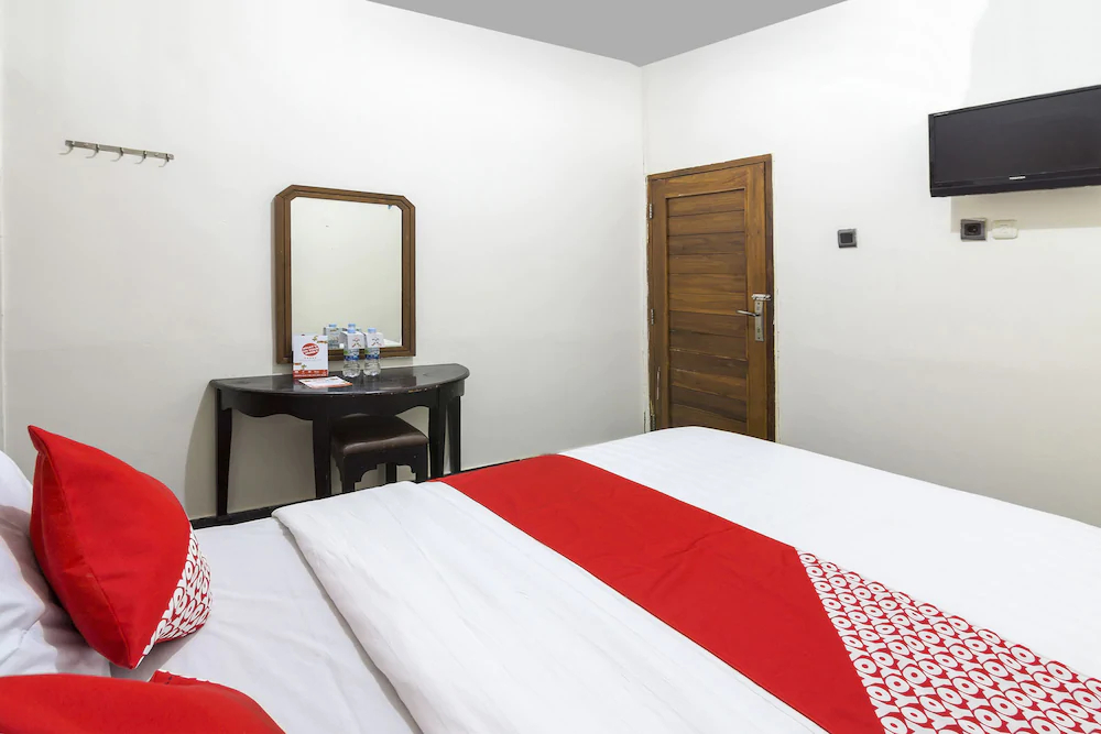 Pakuning Hotel by OYO Rooms