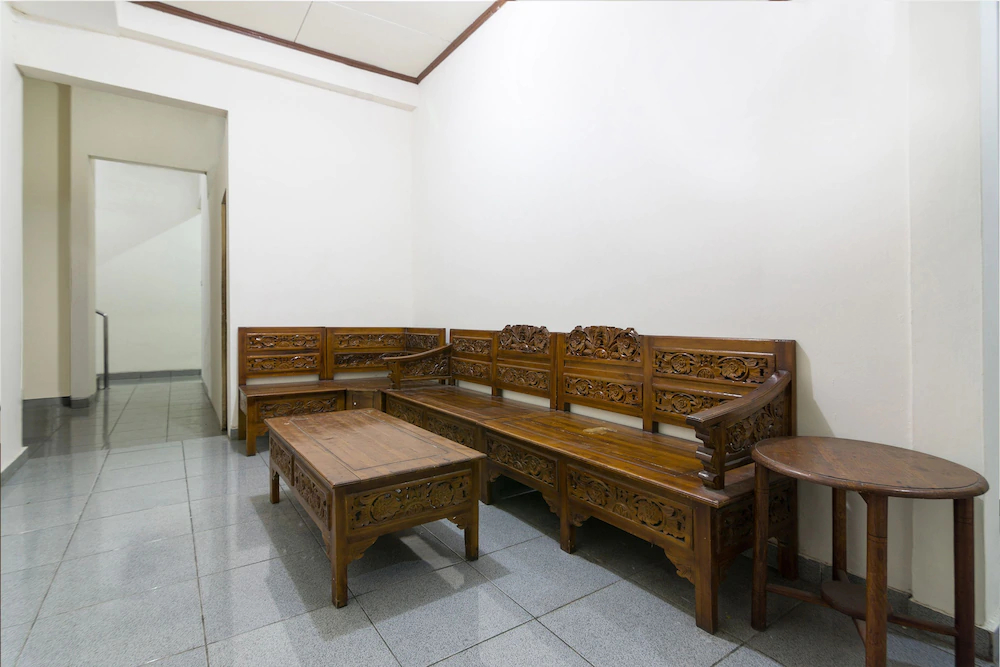 Pakuning Hotel by OYO Rooms